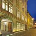 Vista exterior de la Mozarthaus de Viena al anochecer