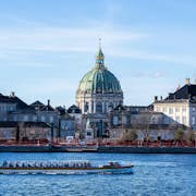 La visite du Grand Canal passe par le palais d'Amalienborg et l'église de Marbre.