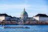 De Grand Canal Tour komt langs Paleis Amalienborg en de Marmeren Kerk.