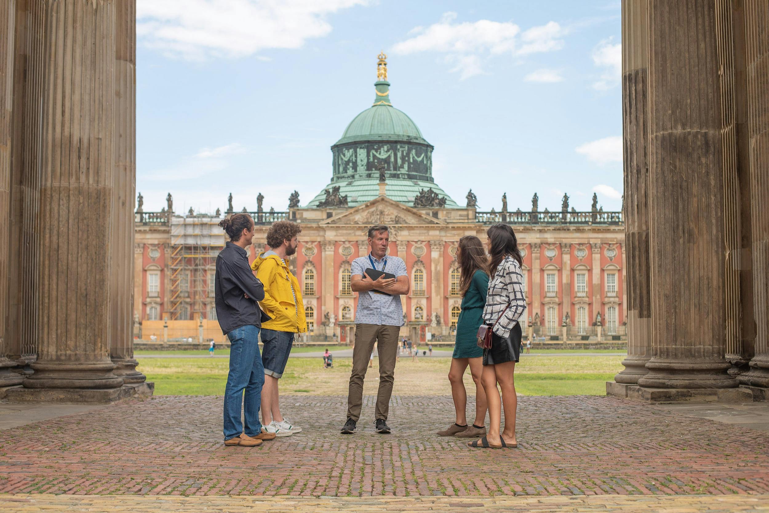 Potsdam Guide und Gruppe im Neuen Palais in Potsdam