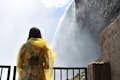 Reis achter het uitzichtplatform van de Niagara Falls