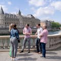 .Guide and group by the River Seine overlooking the Conciergerie