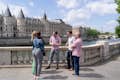 .Guide and group by the River Seine overlooking the Conciergerie