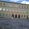 La facciata è ispirata a Palazzo Pitti