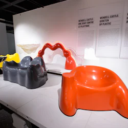 En utställningsyta med färgglada, abstrakta plastmöbler och informationsaffischer om Wendell Castle på väggarna.