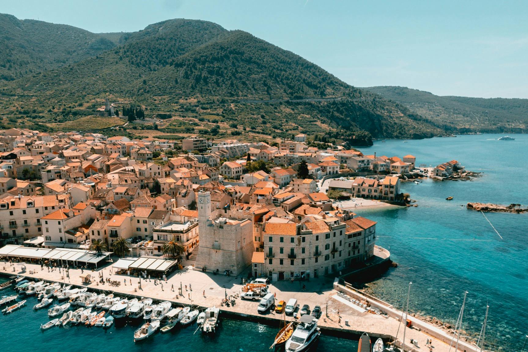 Poble pesquer de Komiža a l'illa de Vis