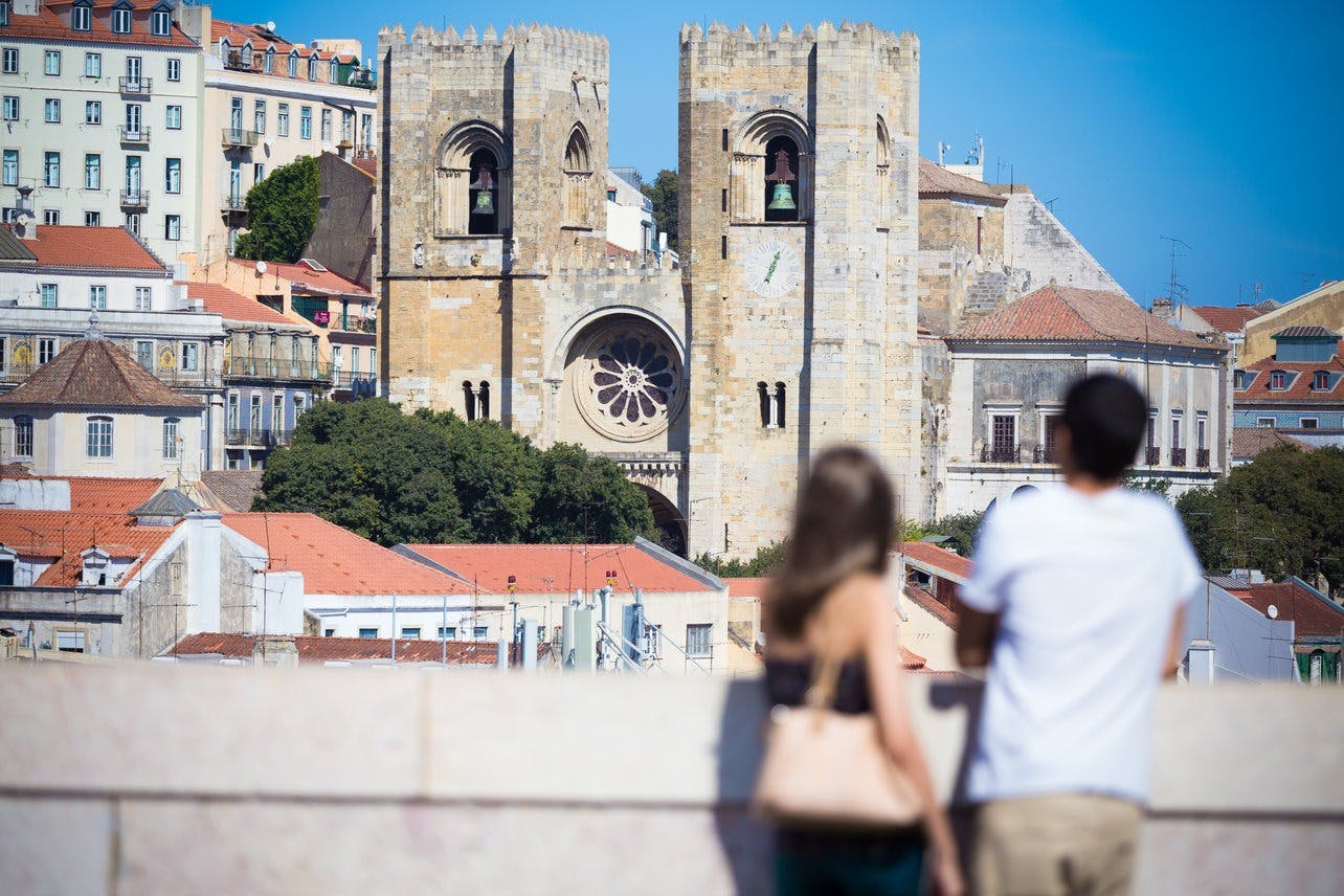Mirador amb vistes a la catedral de Lisboa