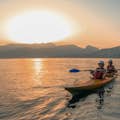 El amanecer visto mientras navegas en kayak por la bahía de Nápoles