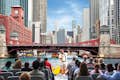 Guide und Touristen an Bord eines Schiffes auf einer architektonischen Fluss- und See-Tour in Chicago