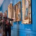 Посетители смотрят на живопись в музее Лазаро Гальдиано