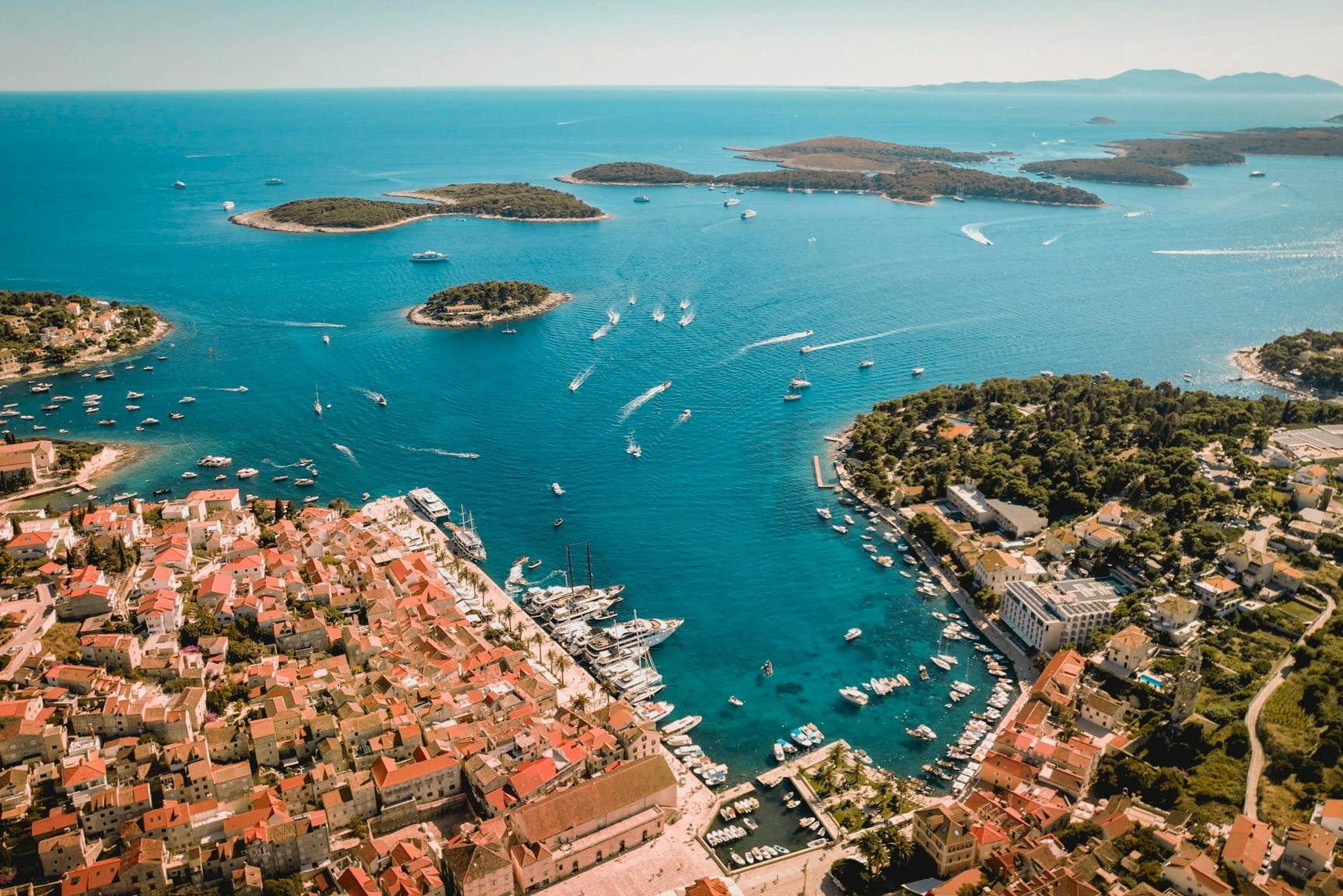 Poble d'Hvar amb vistes a l'arxipèlag de les illes Pakleni