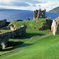 Ruinen von Urquhart Castle am Loch Ness