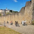 Un grup de persones a la ciutat de Luxemburg, recorregut en bicicleta elèctrica
