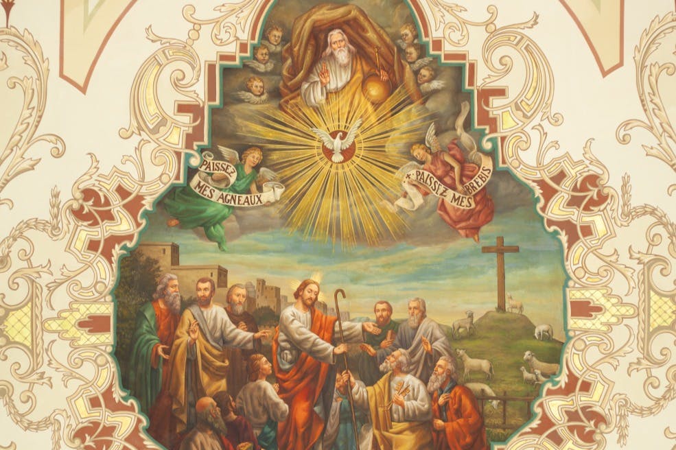 Θρησκευτική ζωγραφική που απεικονίζει τον Ιησού με αποστόλους, μια θεϊκή φιγούρα πάνω, ένα περιστέρι, φωτεινές ακτίνες φωτός και κείμενο πανό που γράφει "Paisses Mes Agneaux".