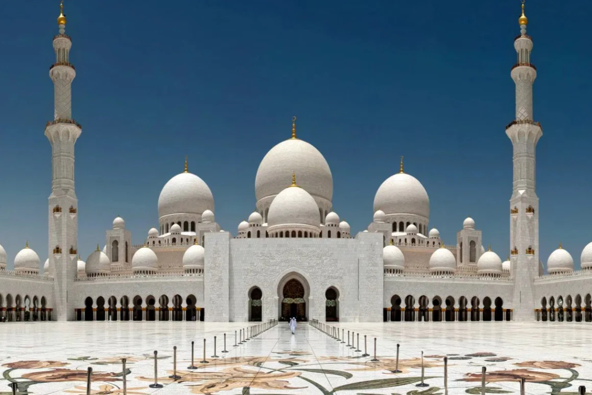 Abu Dhabi: City Tour + Ferrari World Entry Ticket