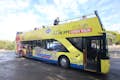 Žlutý dvoupatrový autobus