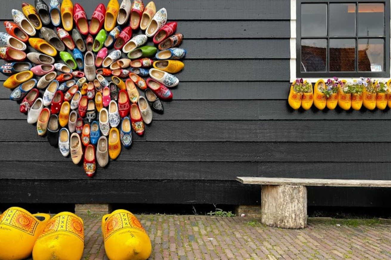 黒い木製の壁に、窓とベンチを下にして、ハートパターンで並べられた木製の下着。 大きな黄色い目詰まりが地面にあります。