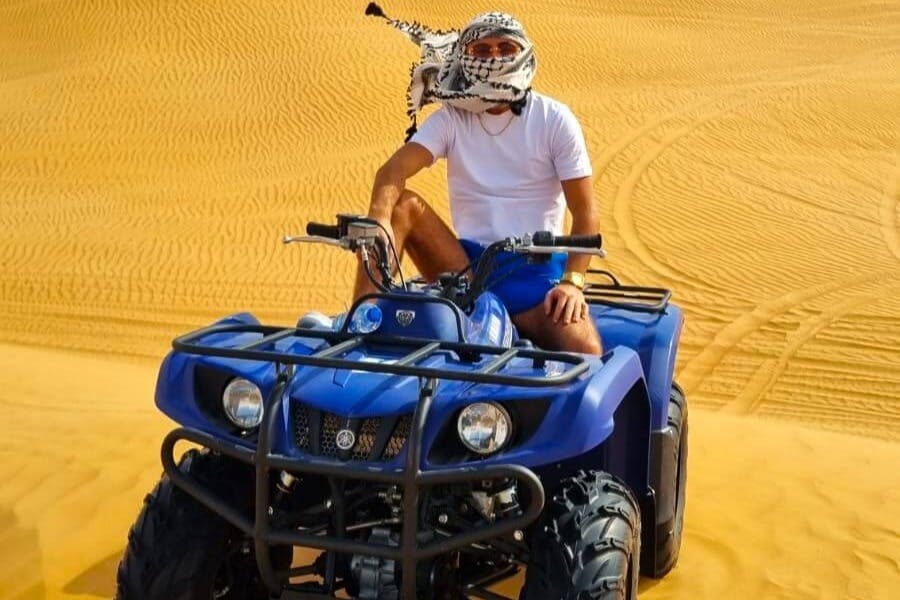 在沙漠中骑四轮车