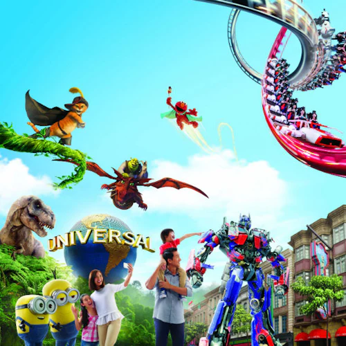 Eine Familie genießt einen Freizeitpark mit animierten Figuren, einer Achterbahn und dem Universal-Globus im Hintergrund.