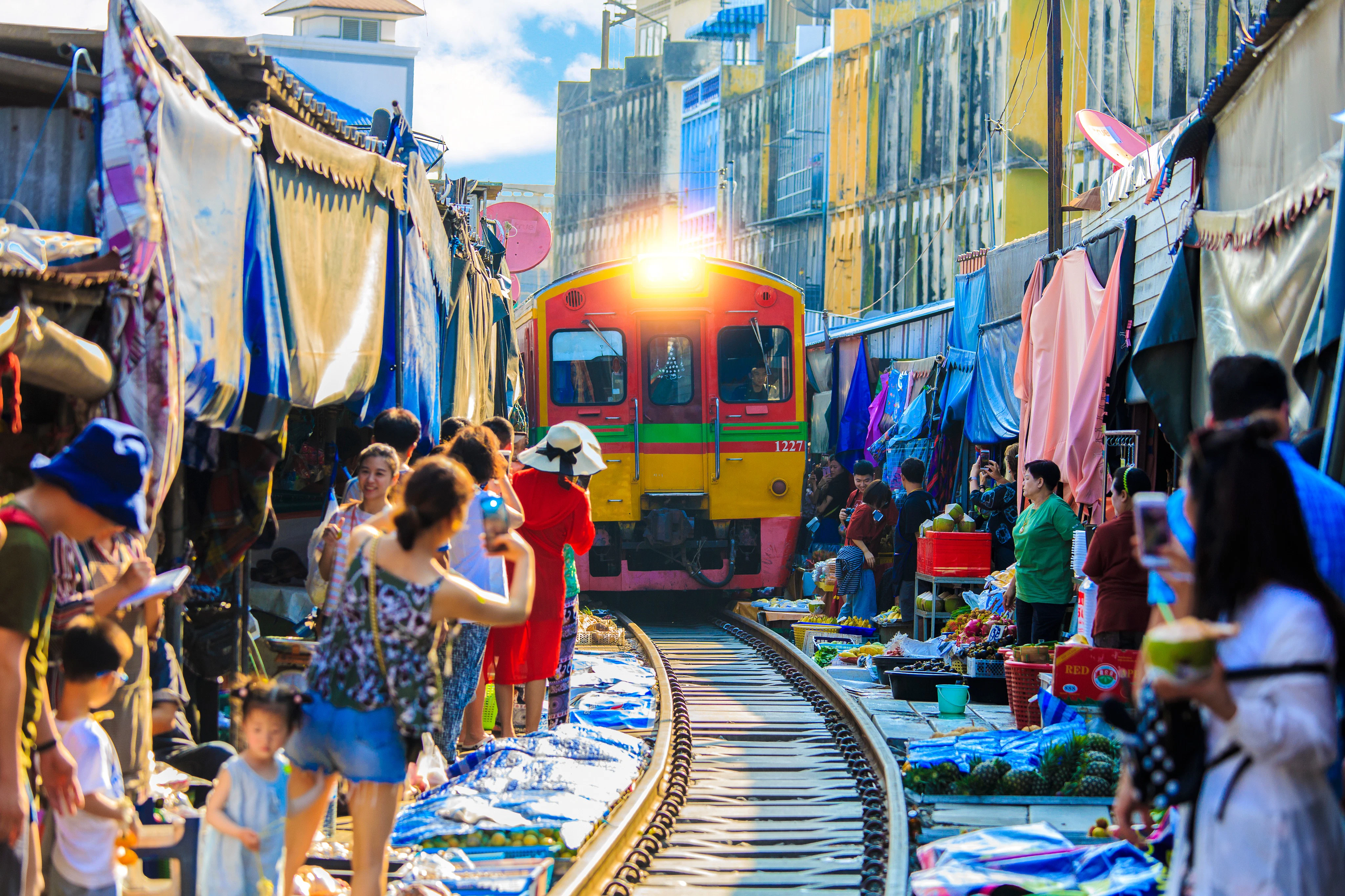 De Bangkok: Amphawa Floating Market & Maeklong Railway Train Market Tour