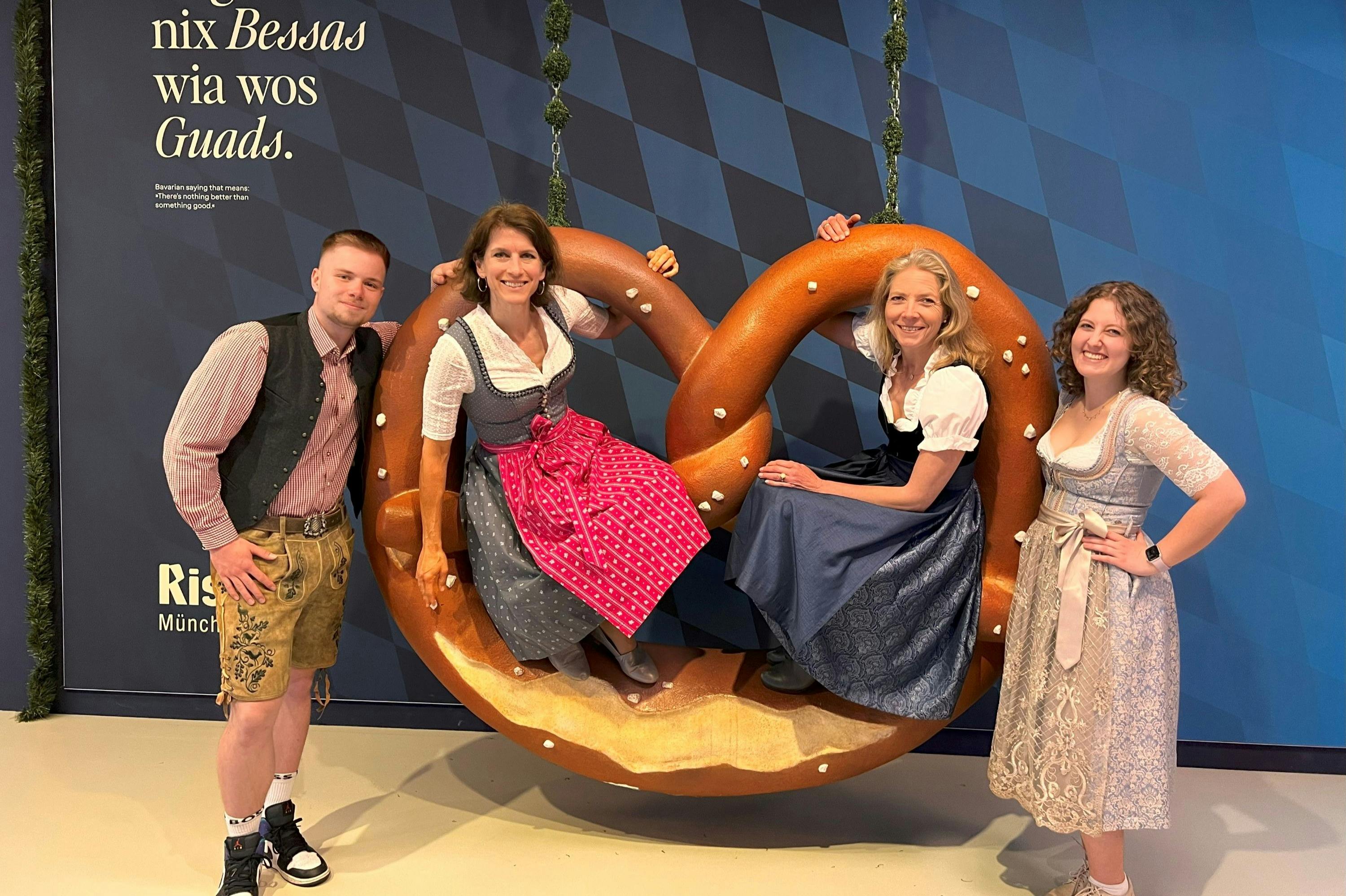 巨大なプレッツェルにポーズを取ろう！ マジックバイエルンのオクトーバーフェストルームで、数え切れないほど楽しい写真撮影の瞬間を発見しましょう。