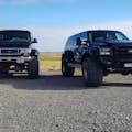 Zwei unserer Super-Jeeps, "Kári" Ford Excursion mit 44-Zoll-Reifen und "Hellir" Ford Econoline mit 44-Zoll-Reifen.