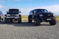 Dos de nuestros Super jeeps, "Kári" Ford Excursion con neumáticos de 44" y "Hellir" Ford Econoline con neumáticos de 44".