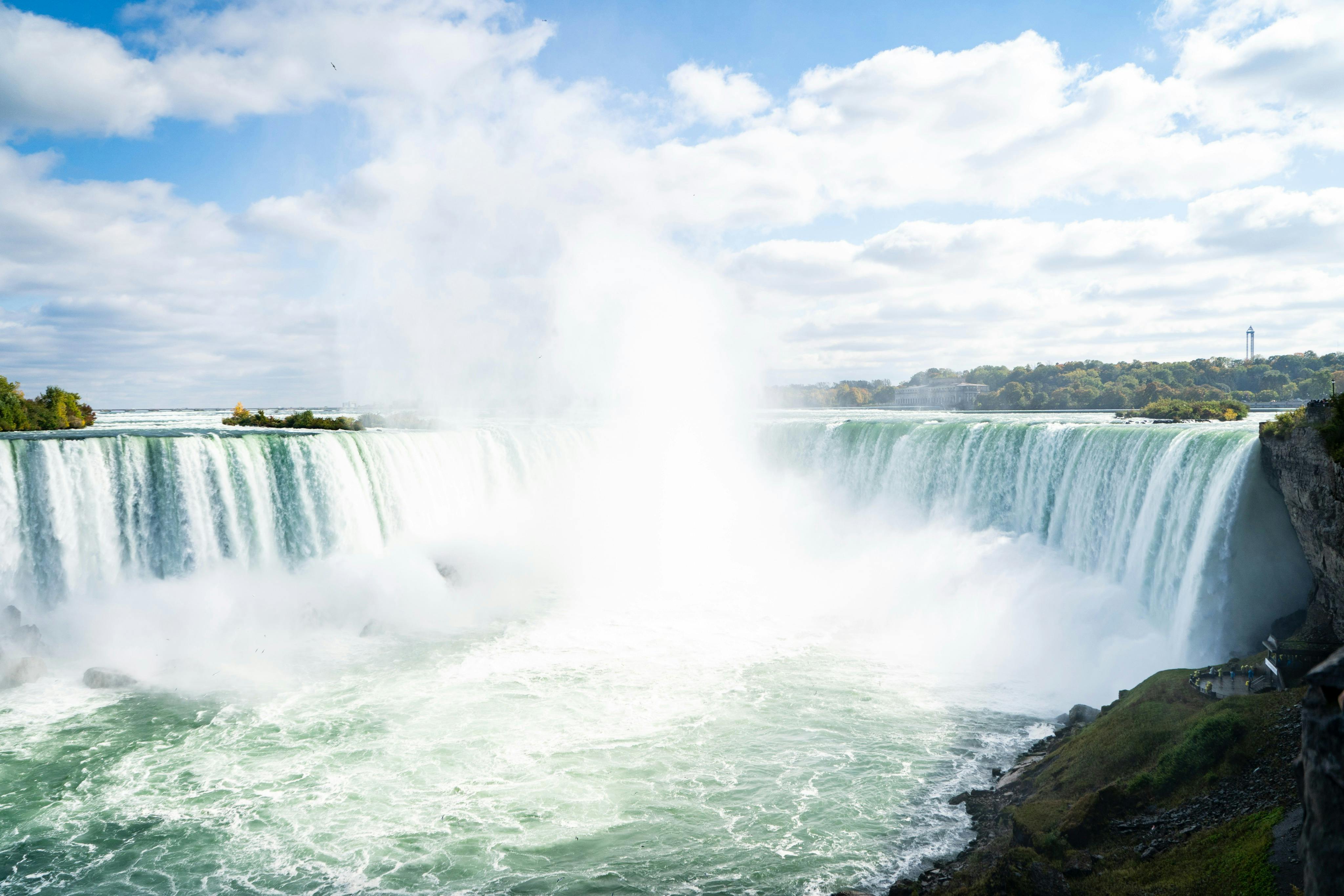 雾气从加拿大马蹄形瀑布的底部升起