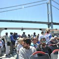 ヨーロッパとアジアを結ぶ橋を眺めるボスポラス海峡イスタンブール