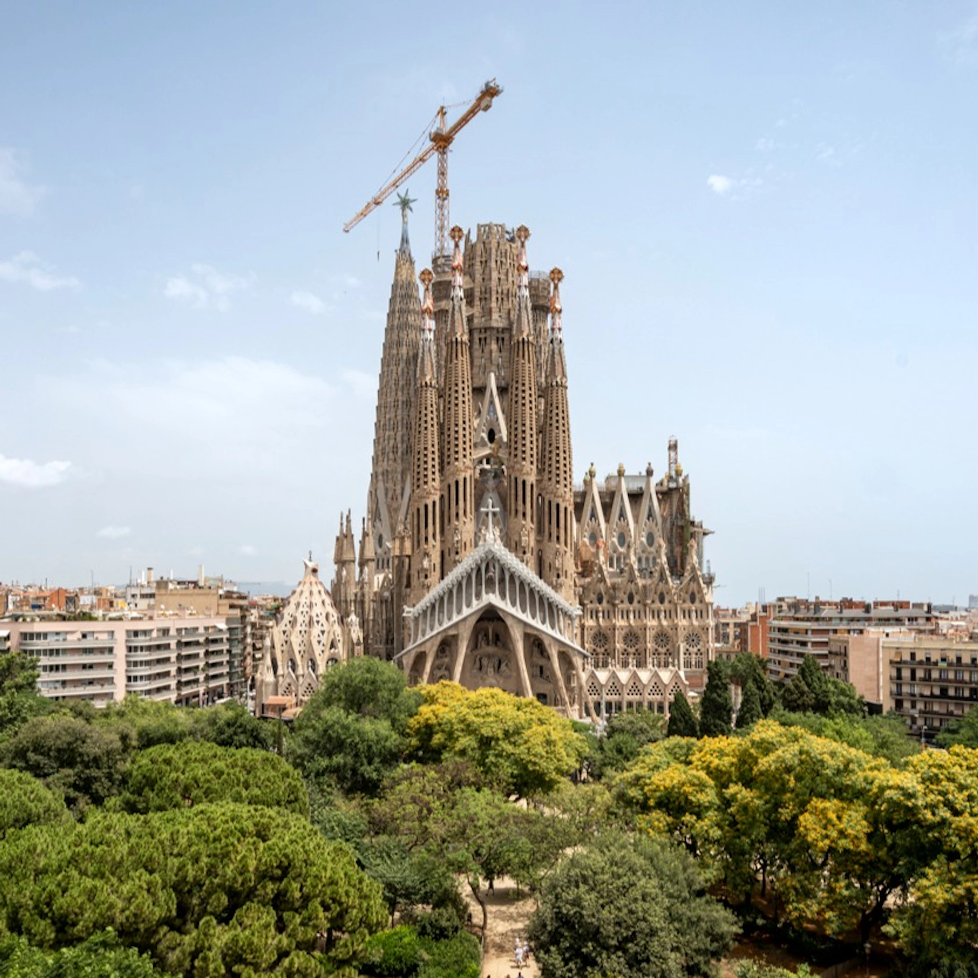 Sagrada Familia: Fast Track + Hop-on Hop-off Barcelona