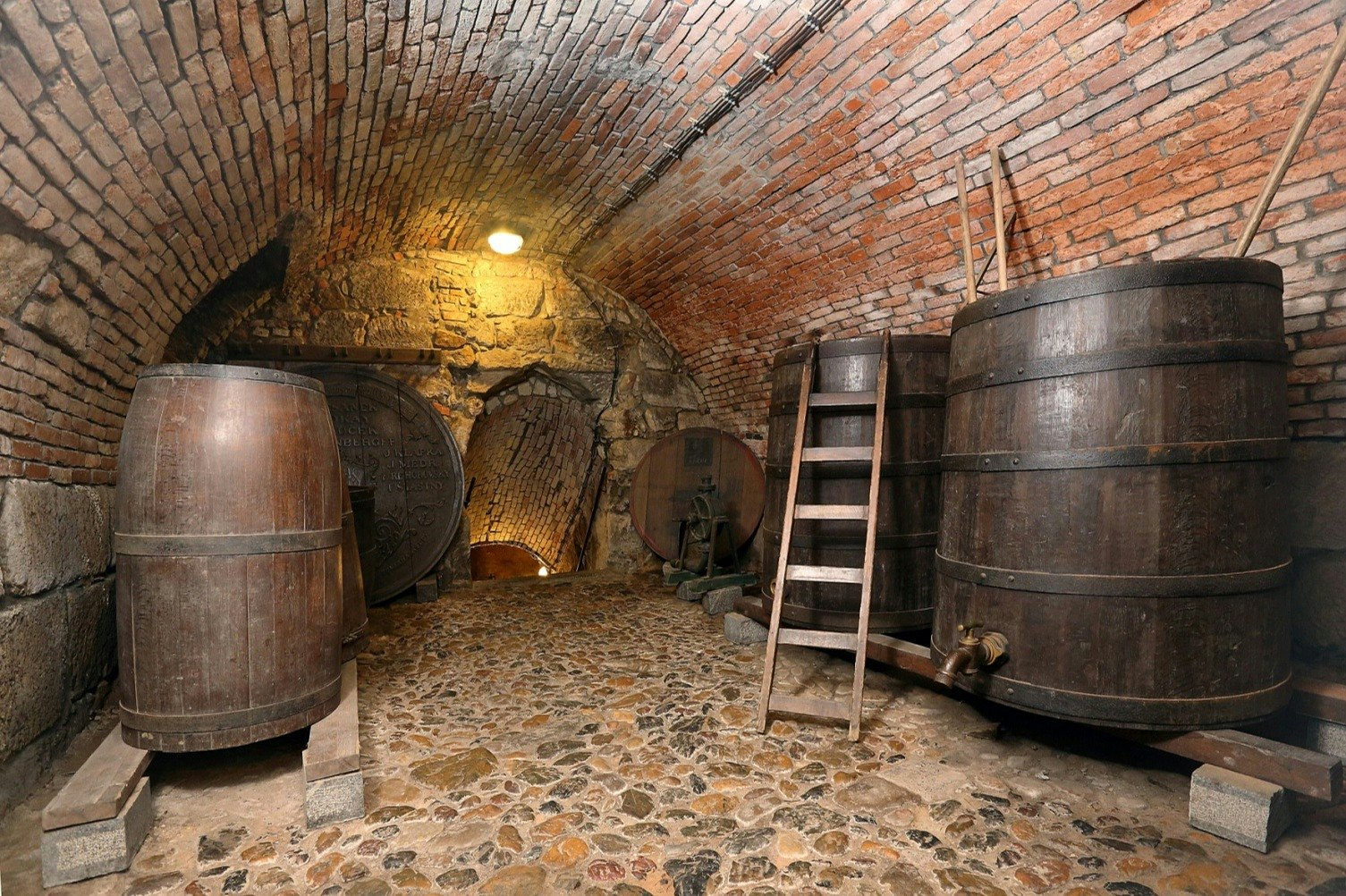 Pilsen: Entrada para o Museu da Cerveja com um copo de cerveja