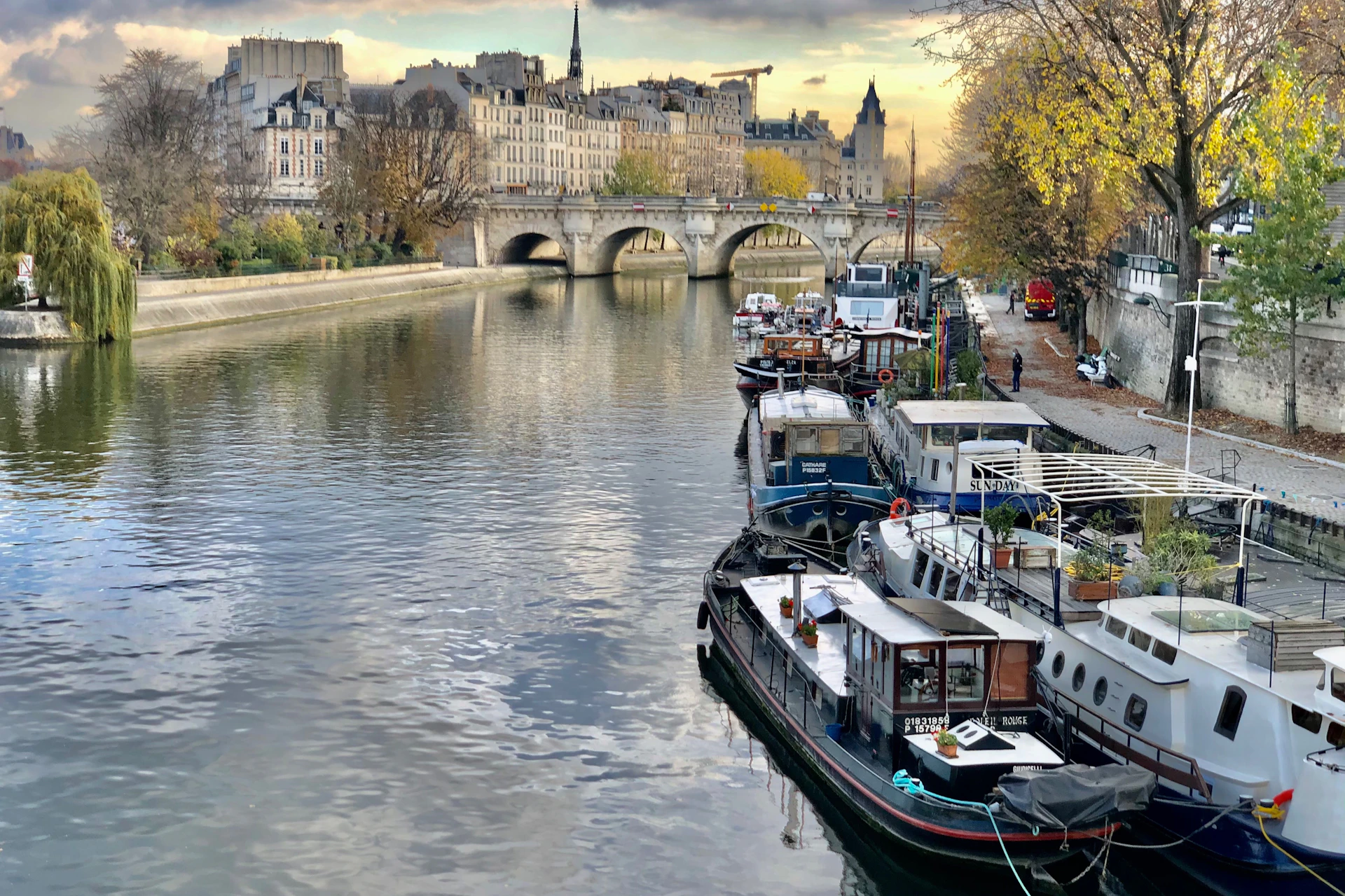 City guided walking tour of Paris with Babylon Tours