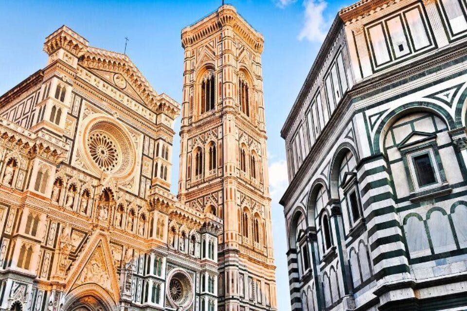 sosta davanti alla facciata del Duomo e Battistero di Firenze