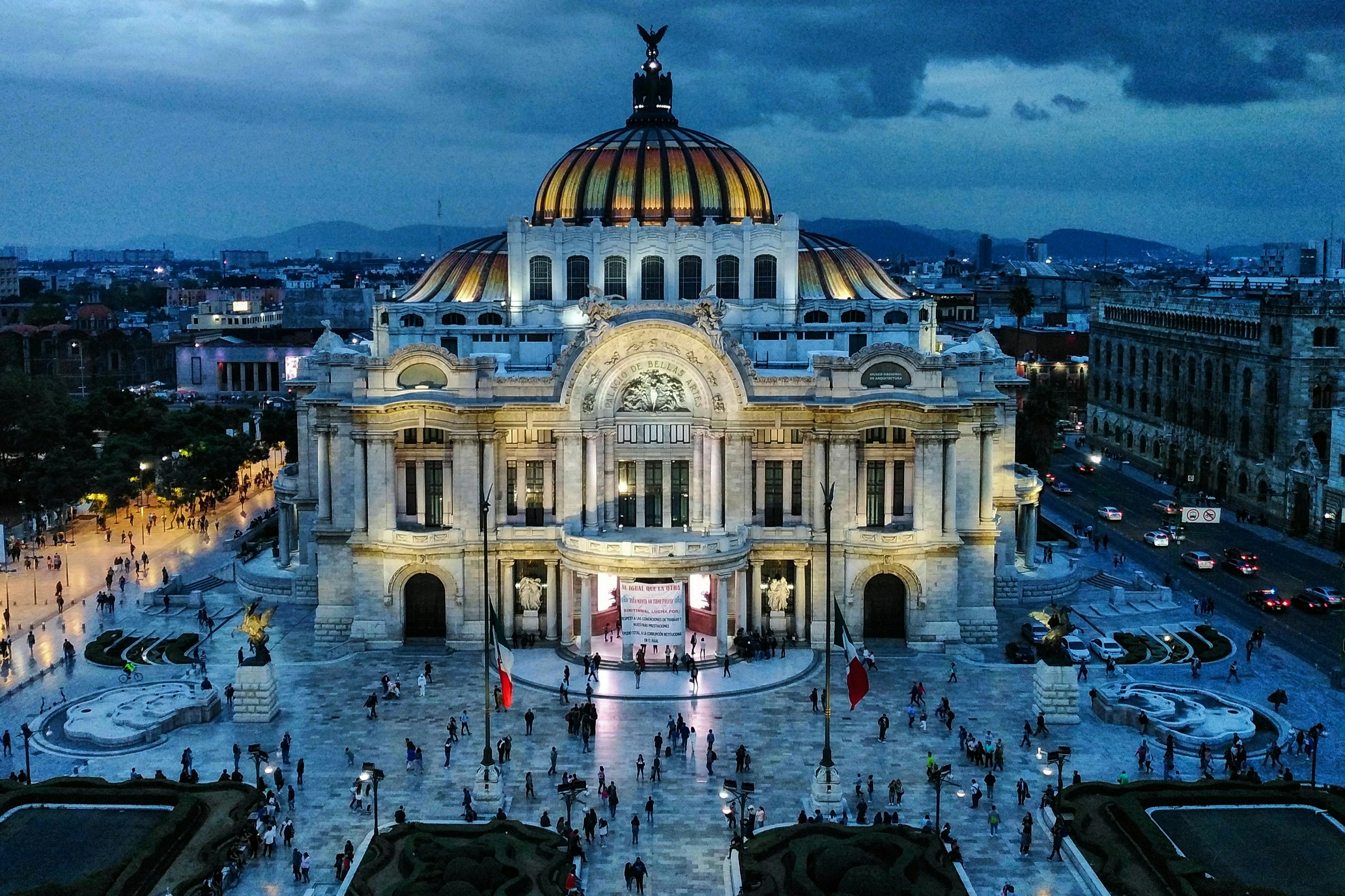 Palaces of Mexico City: Guided Walking Tour