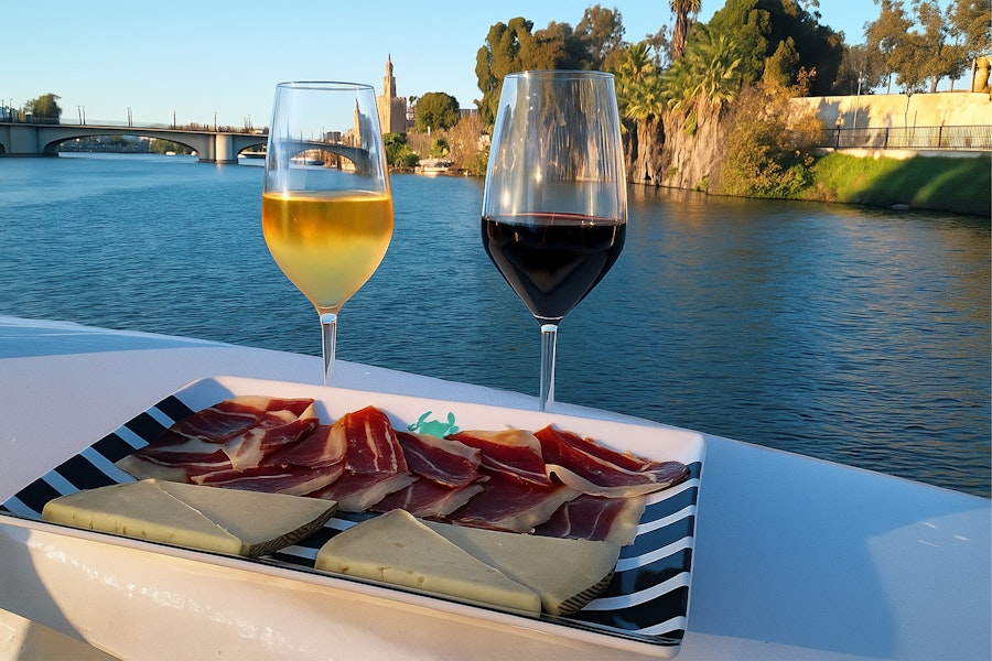 Yachtkreuzfahrt auf dem Guadalquivir mit Getränk und Tapas