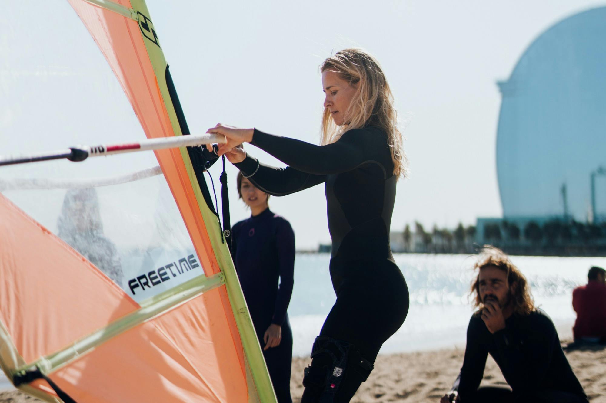 Les gens font de la planche à voile