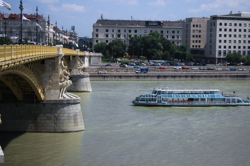 Budapest: Danube River Daytime Sightseeing Cruise + Audio Guide + Drinks in Budapest – Tiqets