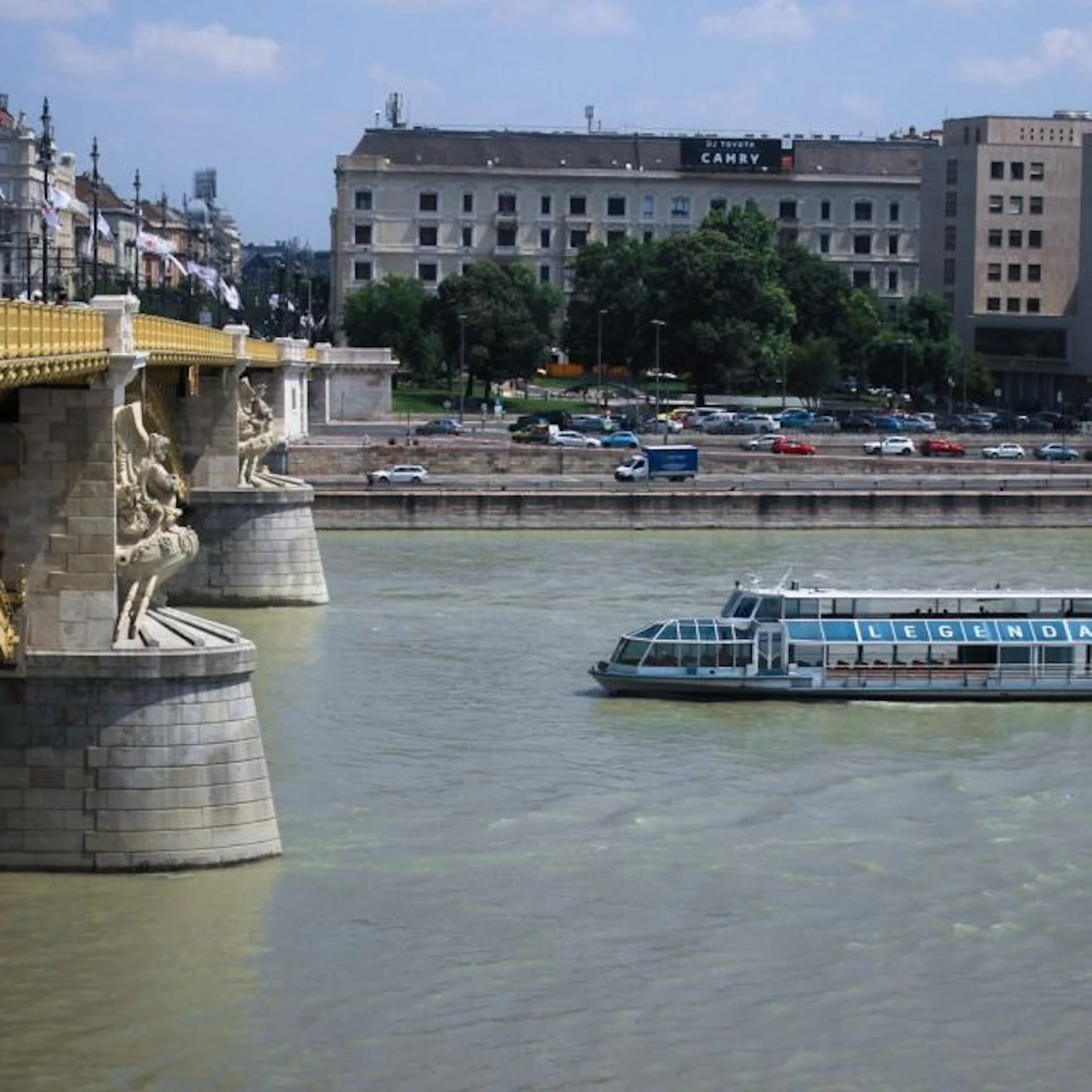 Budapest: Danube River Daytime Sightseeing Cruise + Audio Guide + Drinks in Budapest β Tiqets