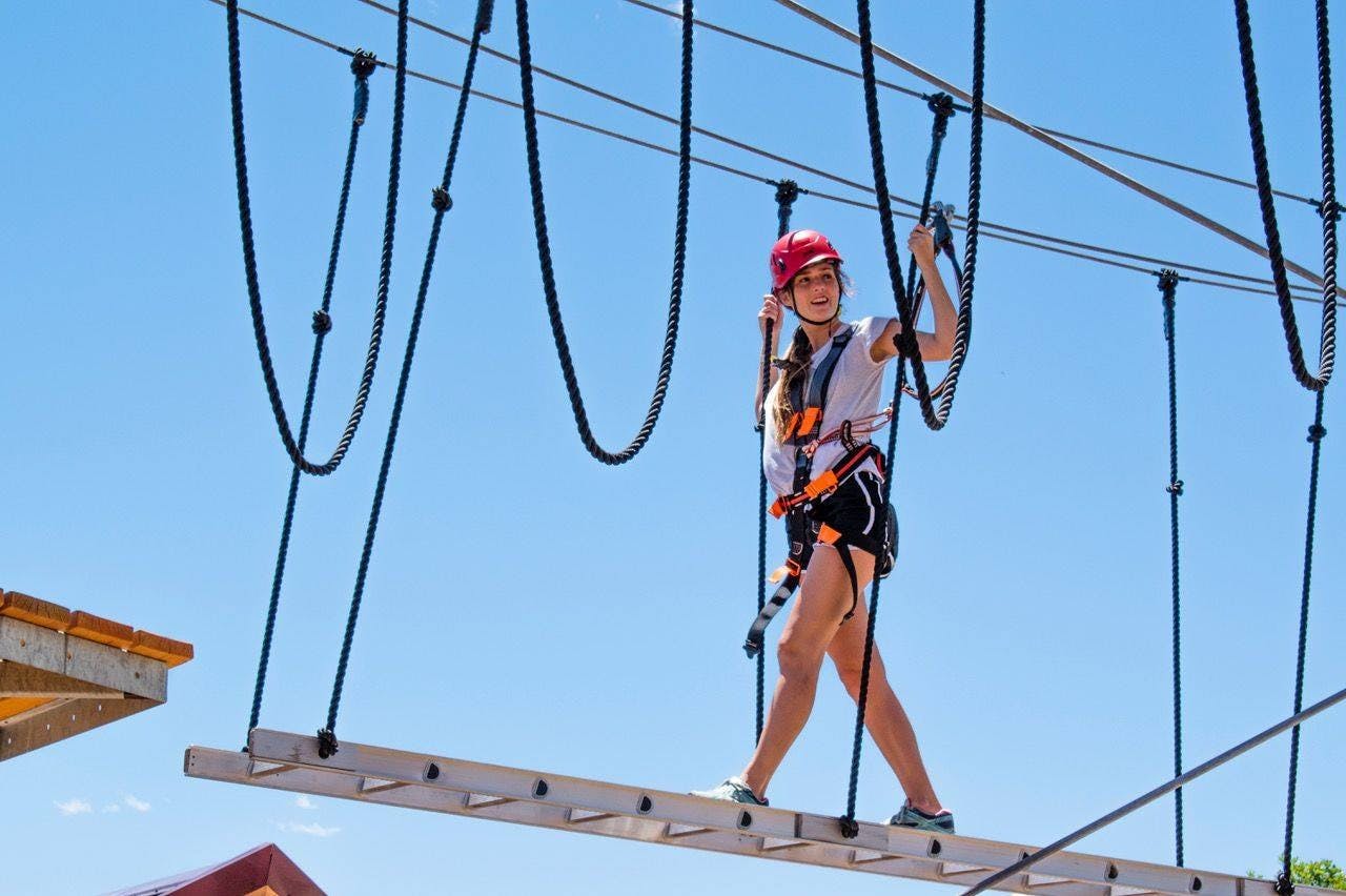 边缘高空滑索和探险