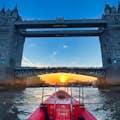 テムズ川沿いを日没時にクルーズして、ロンドンの最も象徴的なランドマークを鑑賞