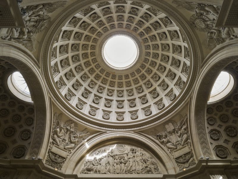 装饰华丽的圆顶天花板，中央有一个眼睛，精美的雕刻和详细的浮雕，描绘了古典风格的各种人物。