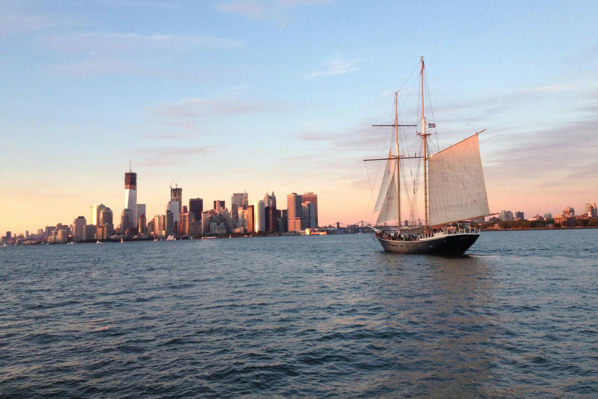 Clipper City με το κάτω Μανχάταν στο παρασκήνιο