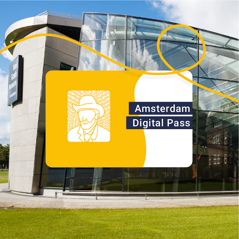 Exterior de edifício moderno com fachada de vidro. Gráfico sobreposto com uma silhueta de um homem com um chapéu e texto: "Amsterdam Digital Pass".