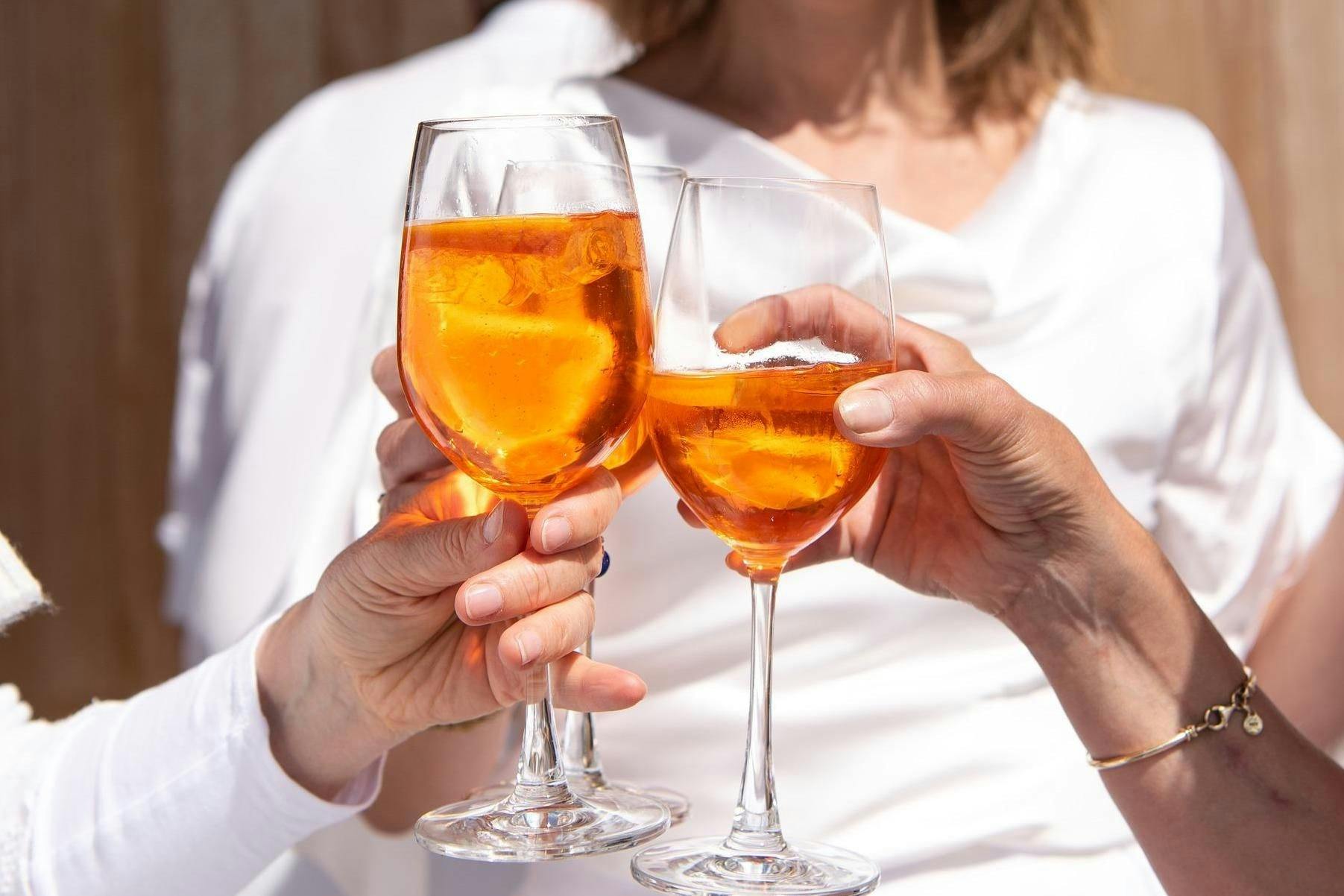 Απολαύστε ποτά με φίλους και συγγενείς από το Open Bar