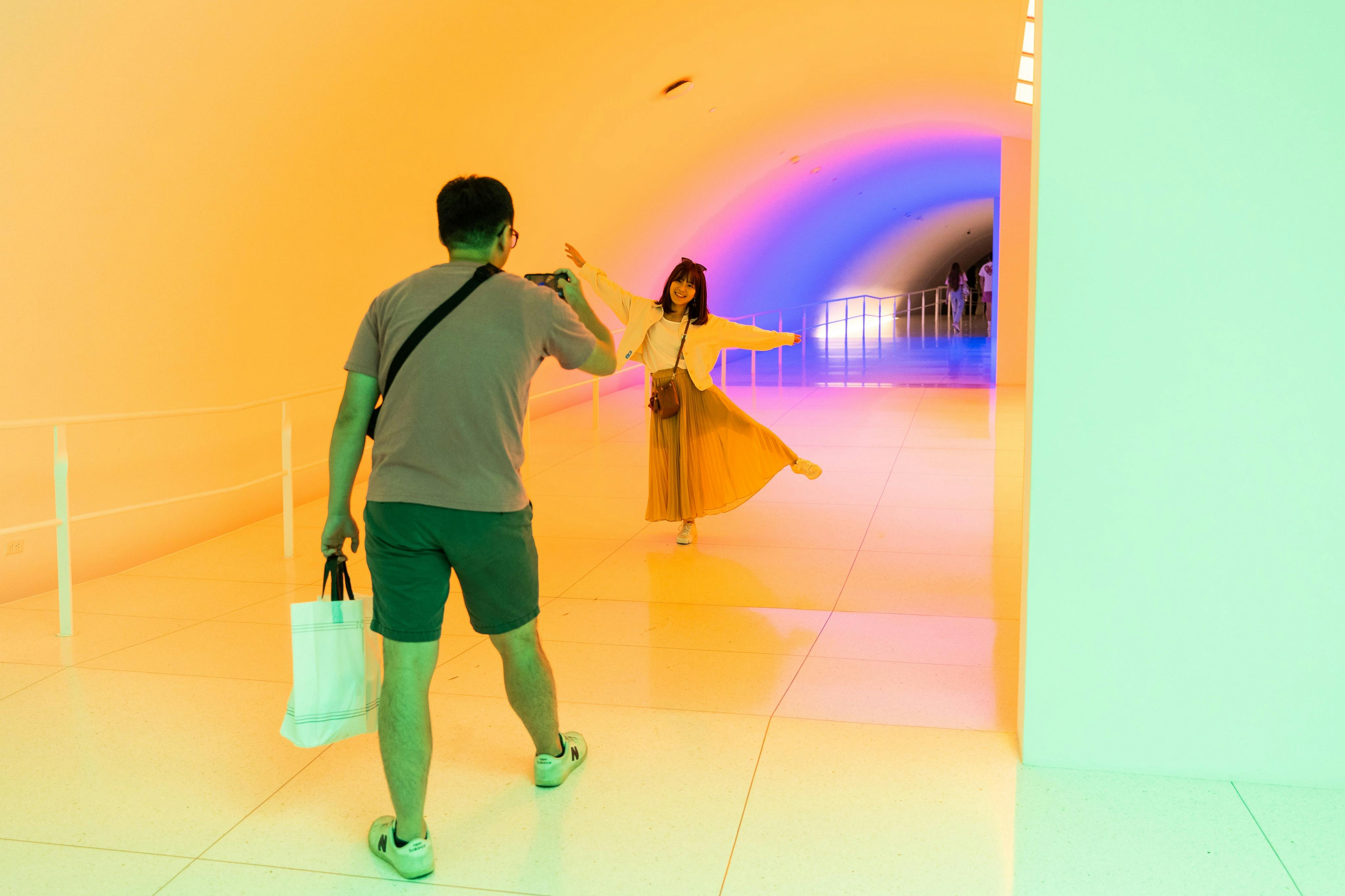 Snímek v chromosaturačním tunelu Carlose Cruze-Dieze spojujícím zákon s budovou Kinder