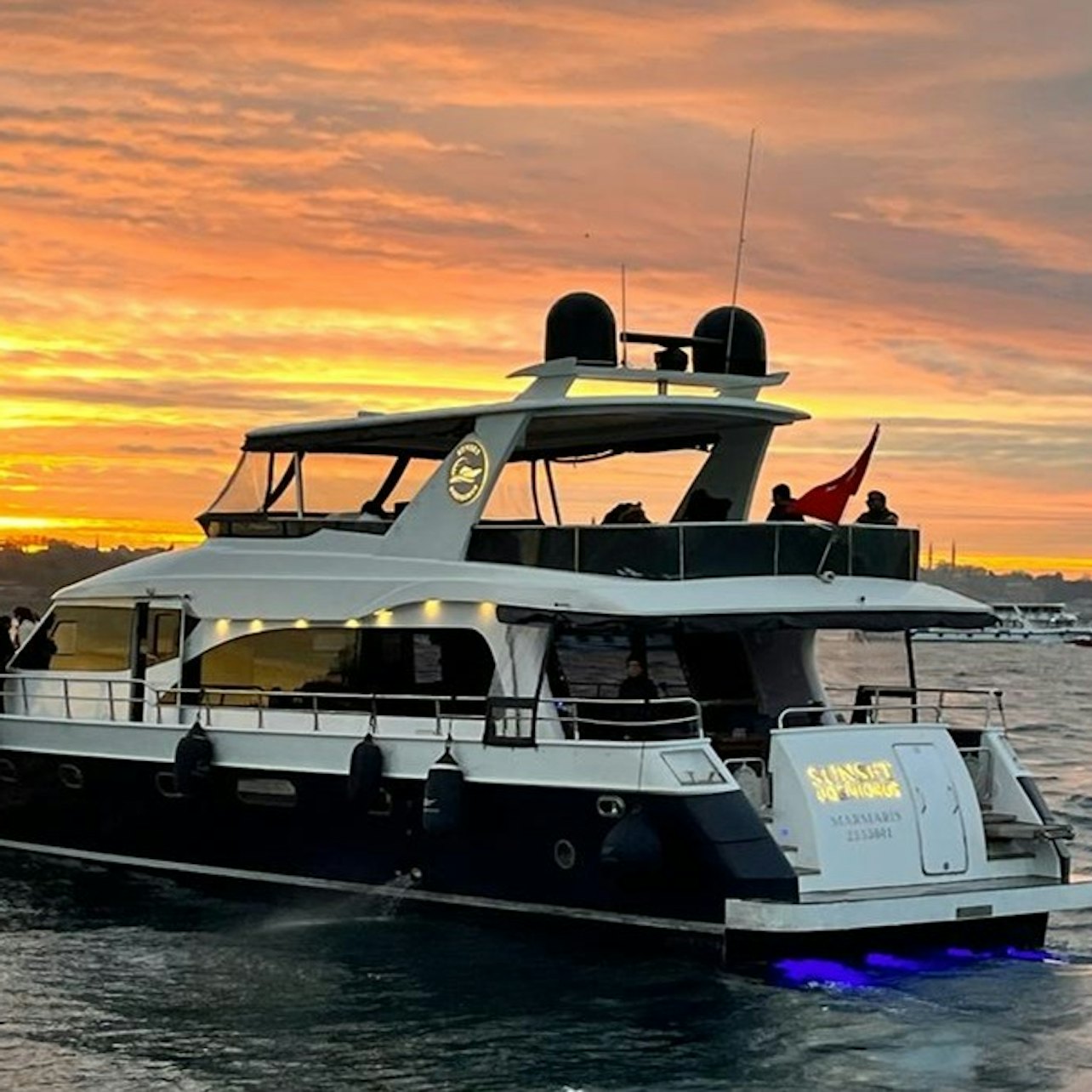 Istanbul: Bosphorus Sunset Yacht Cruise with Snacks in Istanbul β Tiqets