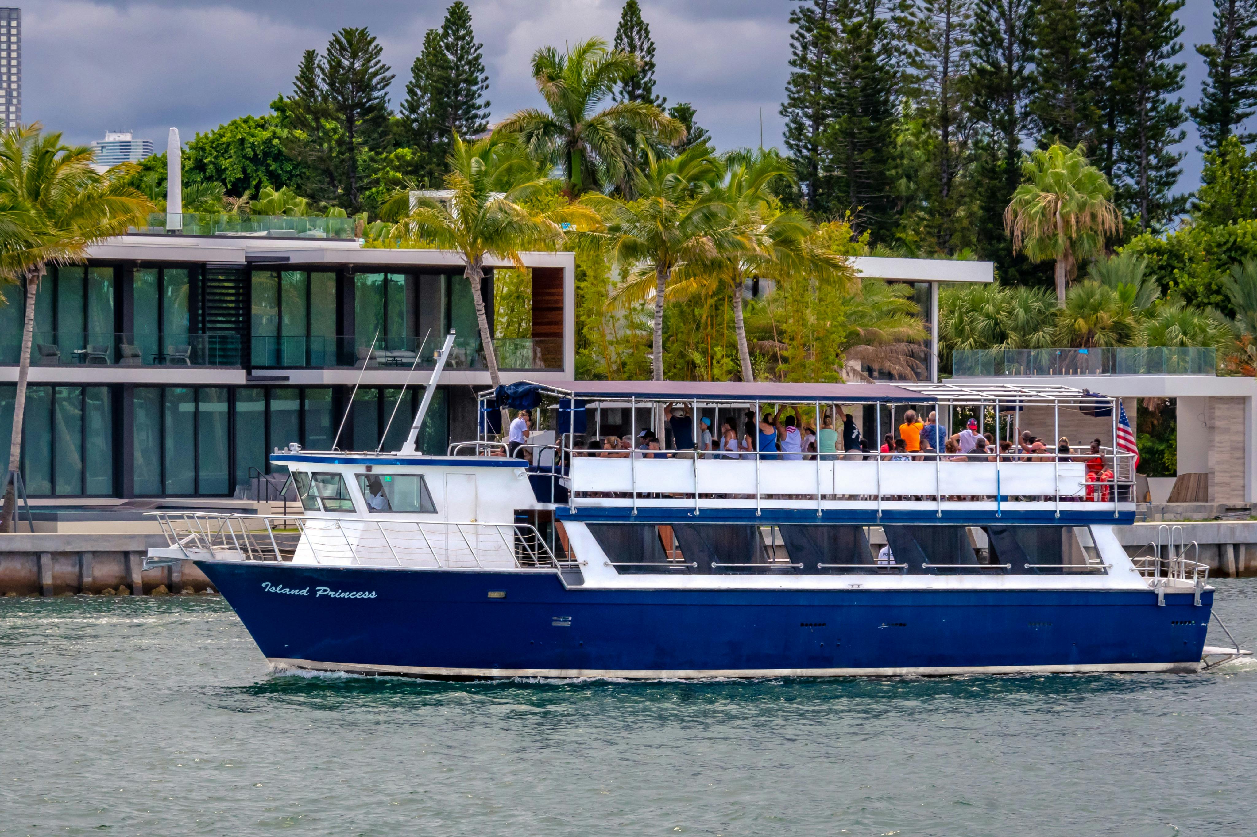 백만장자의 행을 순항하는 우리 섬의 왕자 보트.