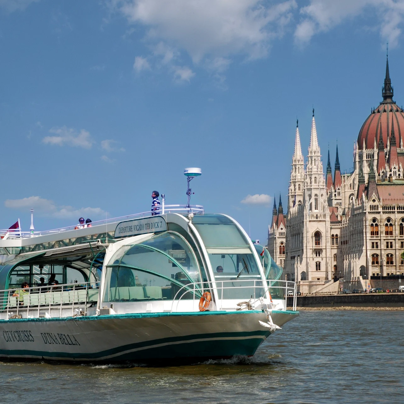 Budapest: Danube River Daytime Sightseeing Cruise + Audio Guide + Drinks in Budapest β Tiqets