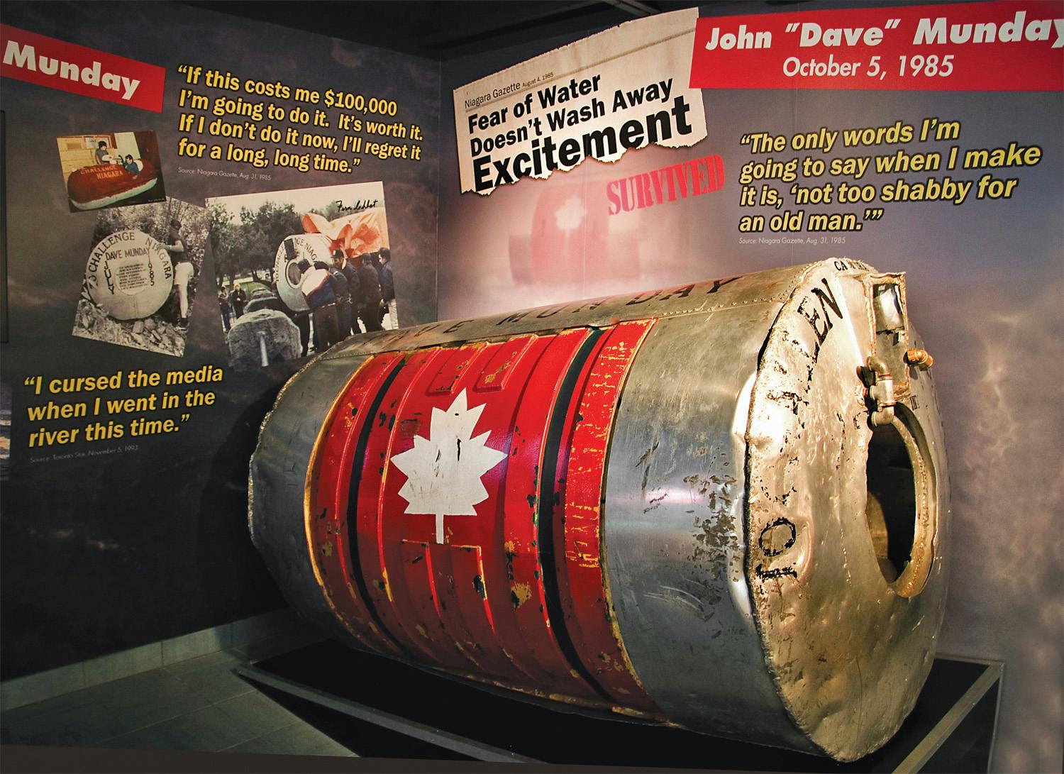 Ένα μεγάλο μεταλλικό βαρέλι με ένα κόκκινο φύλλο σφενδάμου και λευκό αστέρι στην οθόνη, που περιβάλλεται από αποσπάσματα και εικόνες που σχετίζονται με τον "John 'Dave" με ημερομηνία 5 Οκτωβρίου 1985.