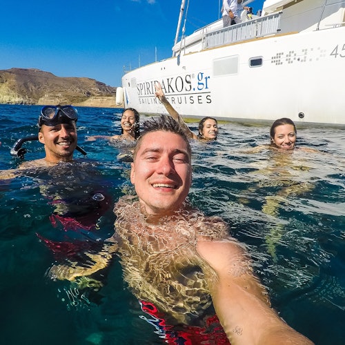 Santorini Sailing: Crucero compartido en catamarán al atardecer